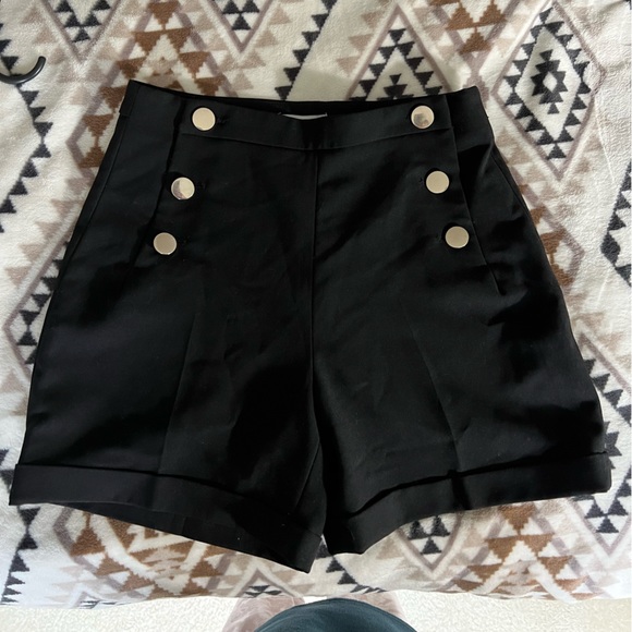 HM shorts with gold buttons - Picture 1 of 3